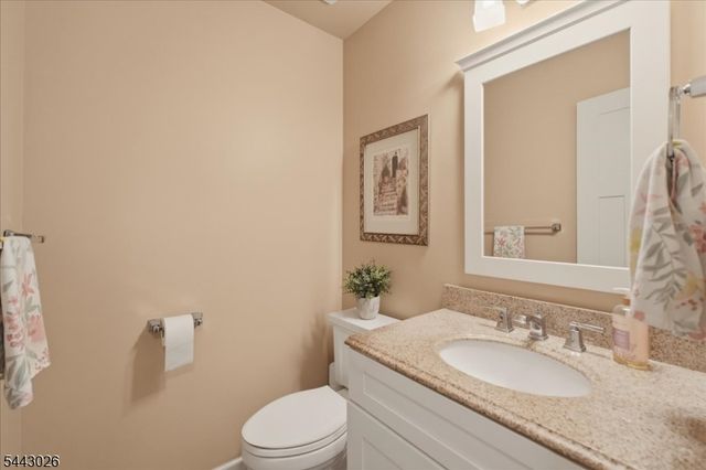 12 Mountain View St, Hamburg Boro, NJ 07419