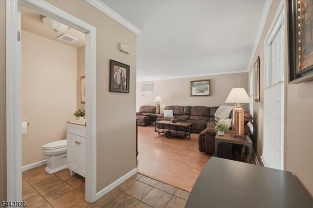 12 Mountain View St, Hamburg Boro, NJ 07419