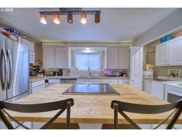 385 N 6TH St, St Helens, OR 97051