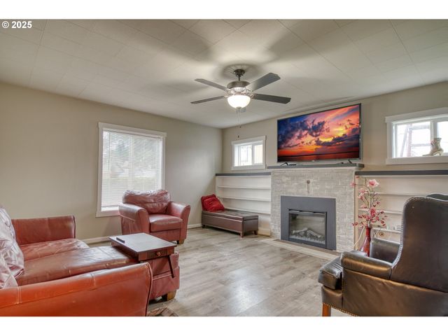 385 N 6TH St, St Helens, OR 97051