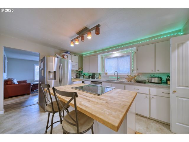 385 N 6TH St, St Helens, OR 97051