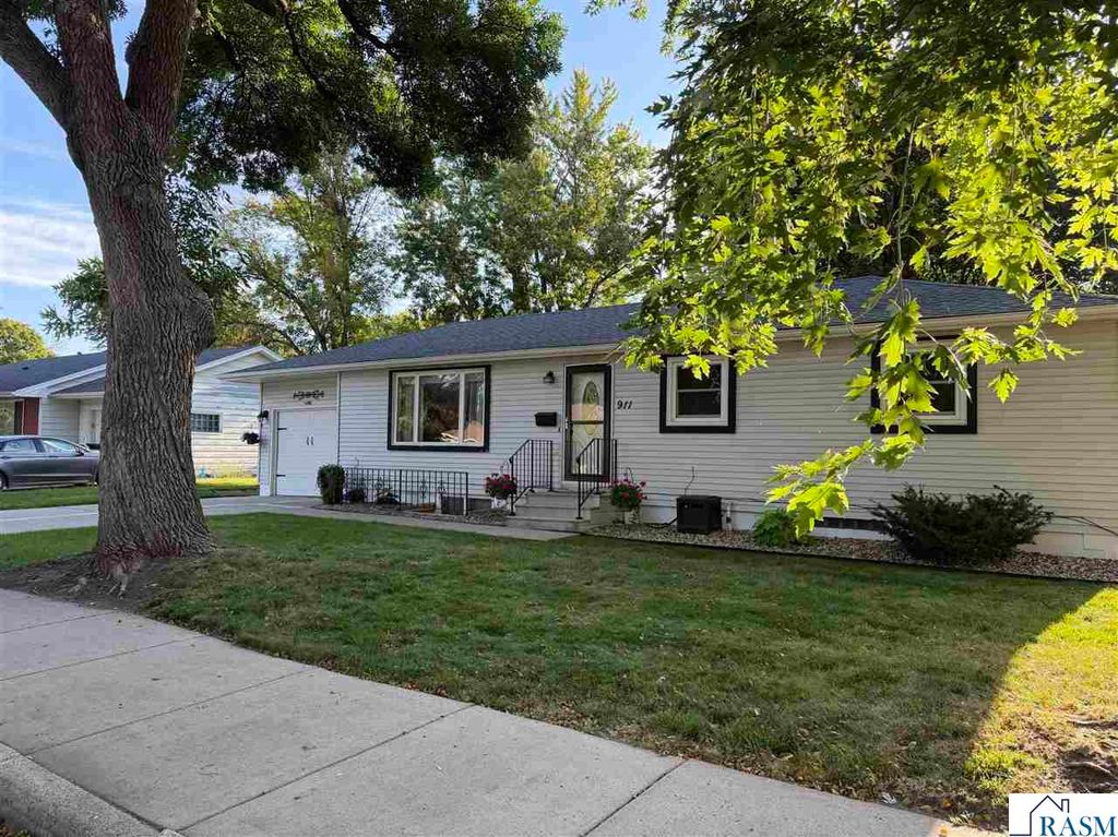 911 Pfau Street, Mankato, MN 56001