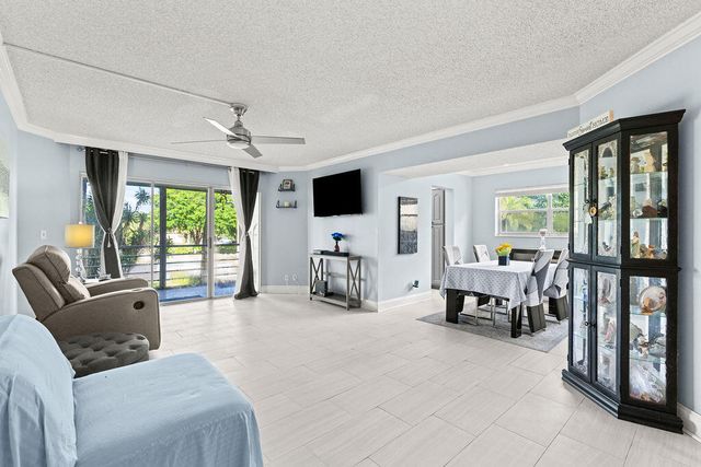 3590 Via Poinciana 216, Lake Worth, FL 33467
