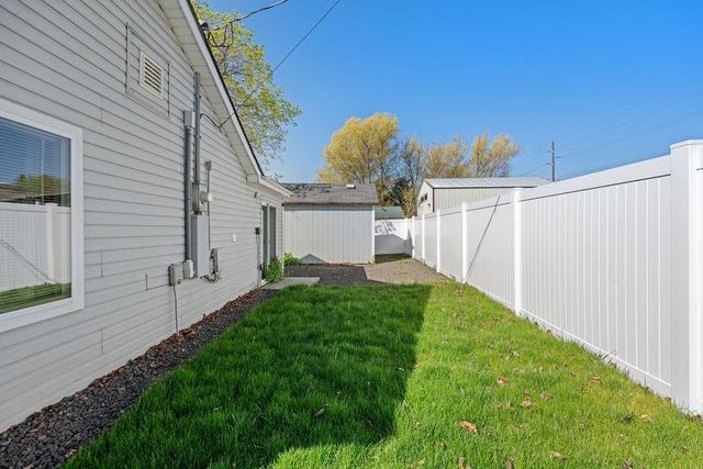 2507 E Upriver Dr, Spokane, WA 99207