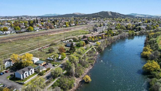 2507 E Upriver Dr, Spokane, WA 99207