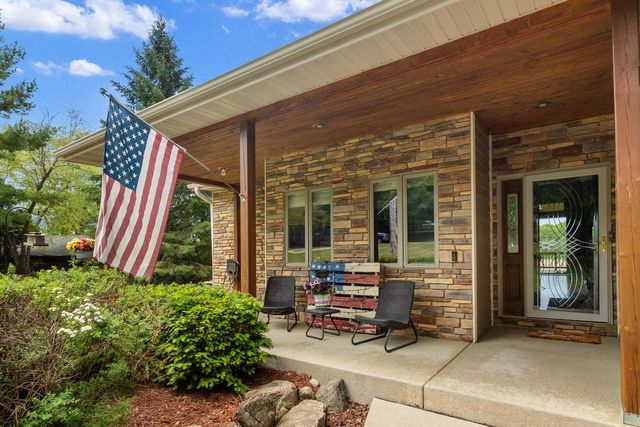 W5574 Briarwood ROAD, Elkhorn, WI 53121