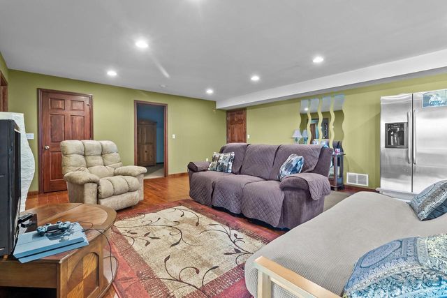W5574 Briarwood ROAD, Elkhorn, WI 53121
