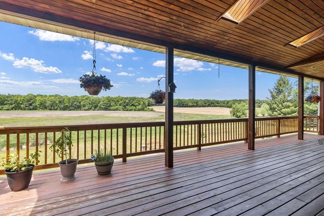 W5574 Briarwood ROAD, Elkhorn, WI 53121