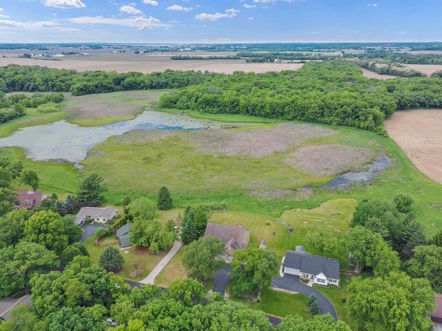 W5574 Briarwood ROAD, Elkhorn, WI 53121