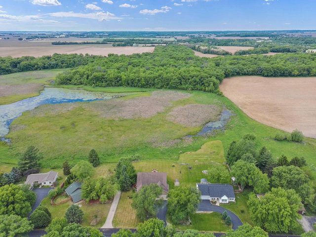 W5574 Briarwood ROAD, Elkhorn, WI 53121