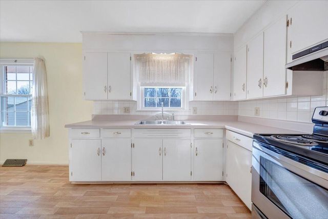 303 Farmer LN, Vinton, VA 24179