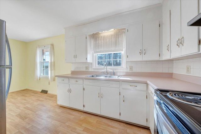 303 Farmer LN, Vinton, VA 24179