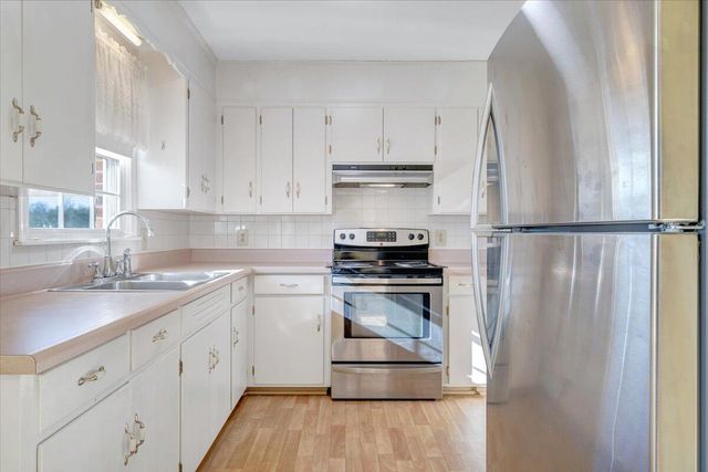 303 Farmer LN, Vinton, VA 24179