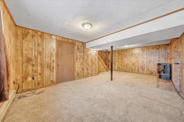 303 Farmer LN, Vinton, VA 24179