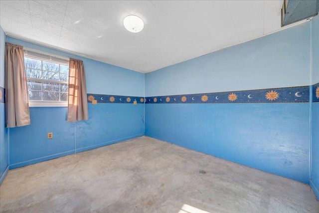 303 Farmer LN, Vinton, VA 24179