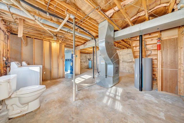 303 Farmer LN, Vinton, VA 24179