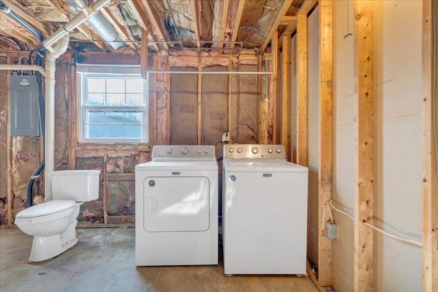 303 Farmer LN, Vinton, VA 24179