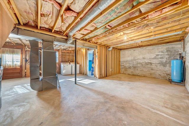 303 Farmer LN, Vinton, VA 24179