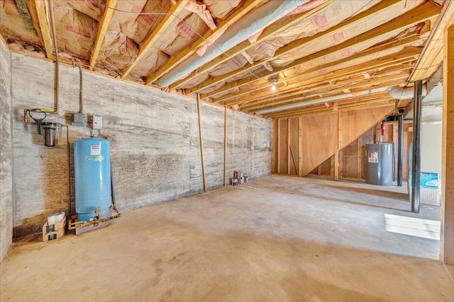 303 Farmer LN, Vinton, VA 24179