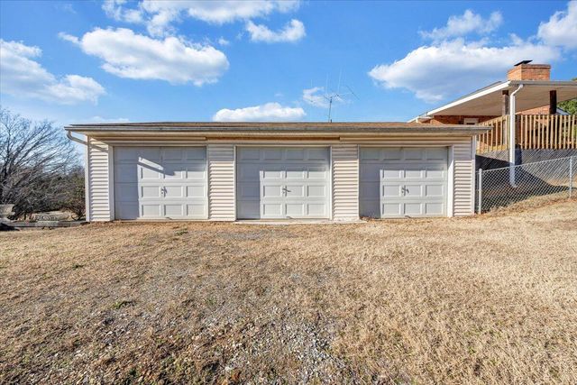 303 Farmer LN, Vinton, VA 24179