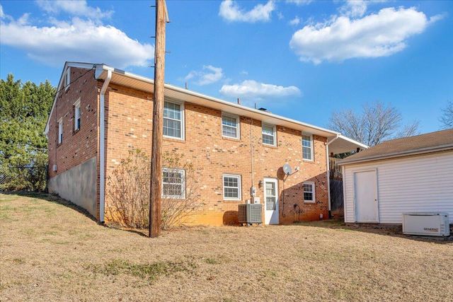 303 Farmer LN, Vinton, VA 24179