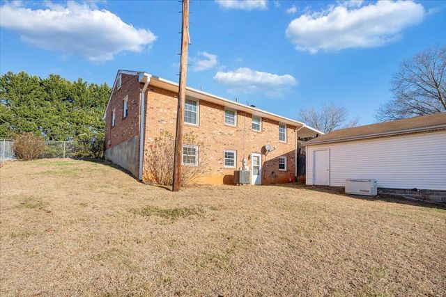 303 Farmer LN, Vinton, VA 24179