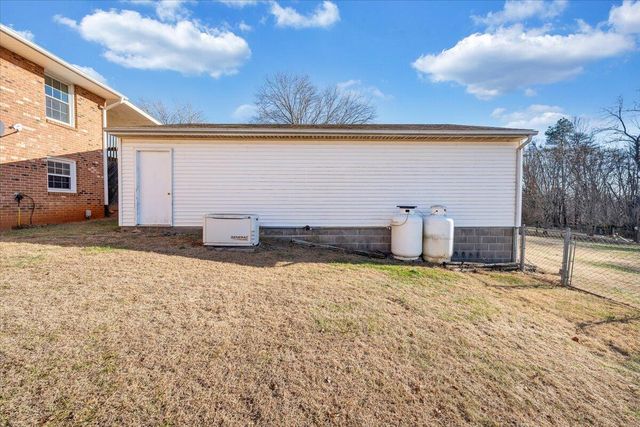 303 Farmer LN, Vinton, VA 24179