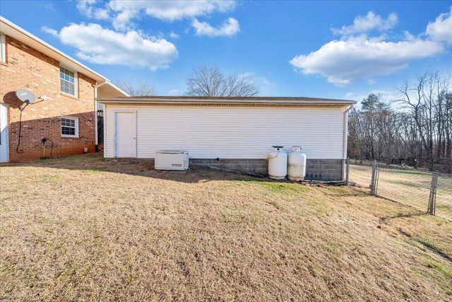 303 Farmer LN, Vinton, VA 24179