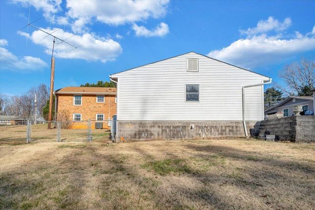 303 Farmer LN, Vinton, VA 24179