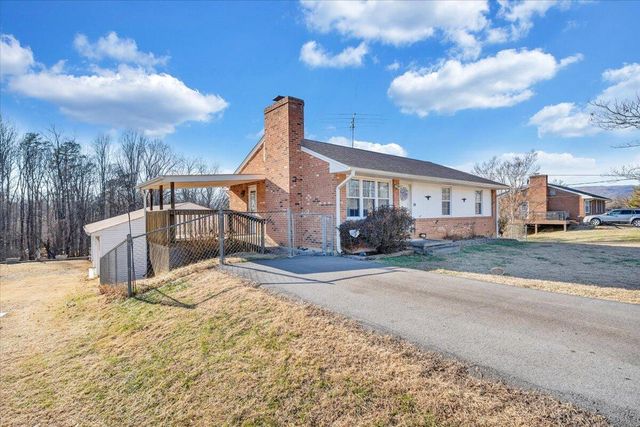 303 Farmer LN, Vinton, VA 24179