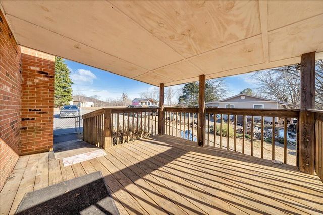 303 Farmer LN, Vinton, VA 24179