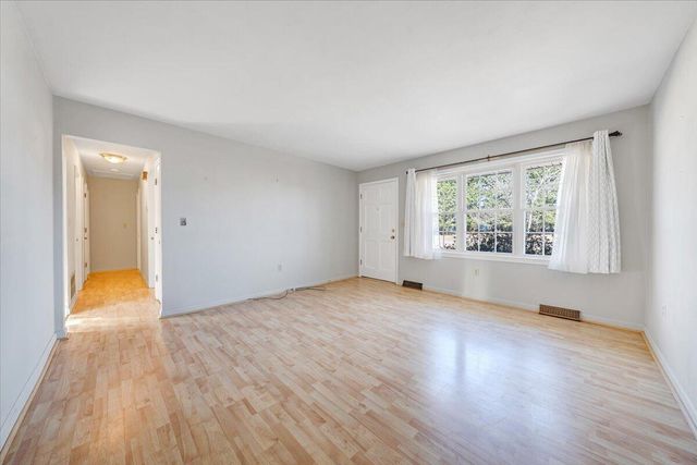 303 Farmer LN, Vinton, VA 24179