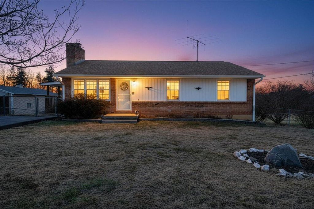 303 Farmer LN, Vinton, VA 24179