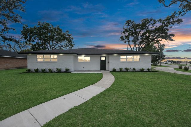 1007 Lindenwood Drive, Baytown, TX 77520