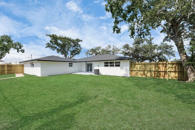 1007 Lindenwood Drive, Baytown, TX 77520