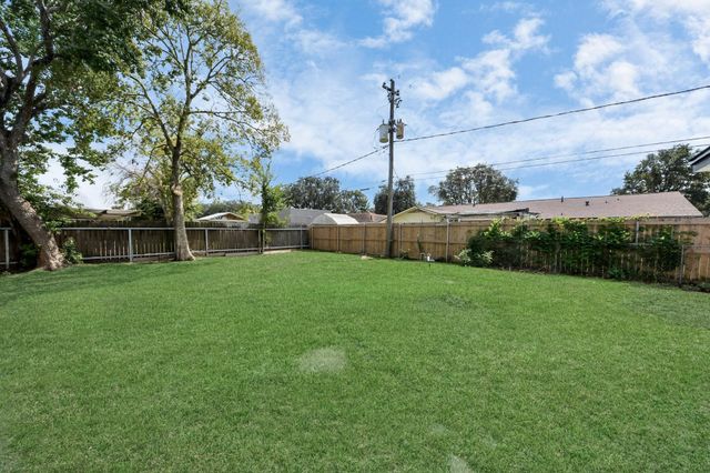 1007 Lindenwood Drive, Baytown, TX 77520