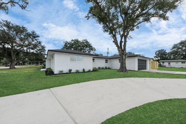 1007 Lindenwood Drive, Baytown, TX 77520