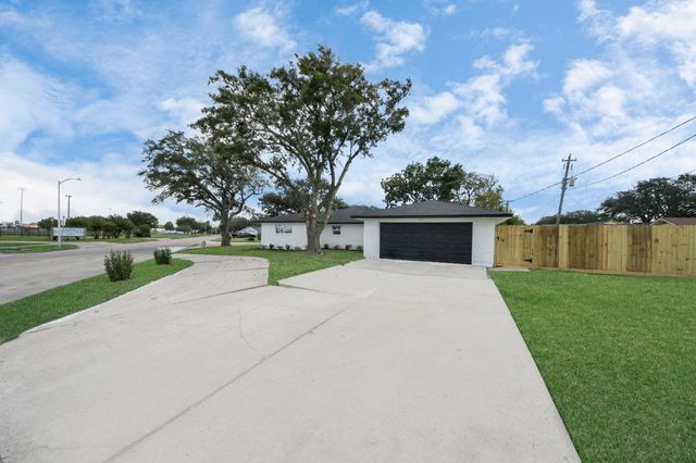 1007 Lindenwood Drive, Baytown, TX 77520
