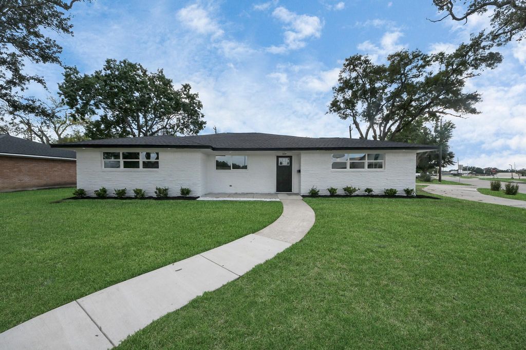 1007 Lindenwood Drive, Baytown, TX 77520