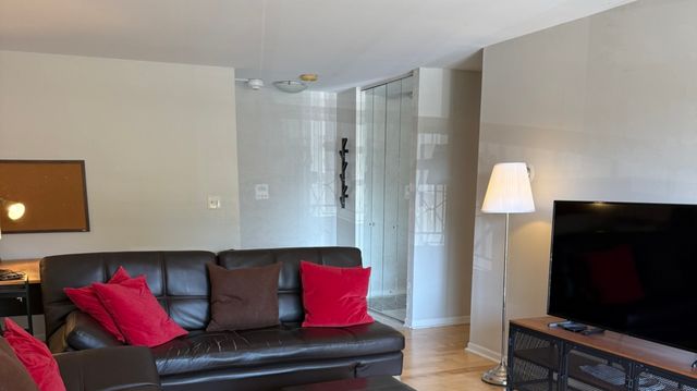 450 Raintree Court 2B, Glen Ellyn, IL 60137