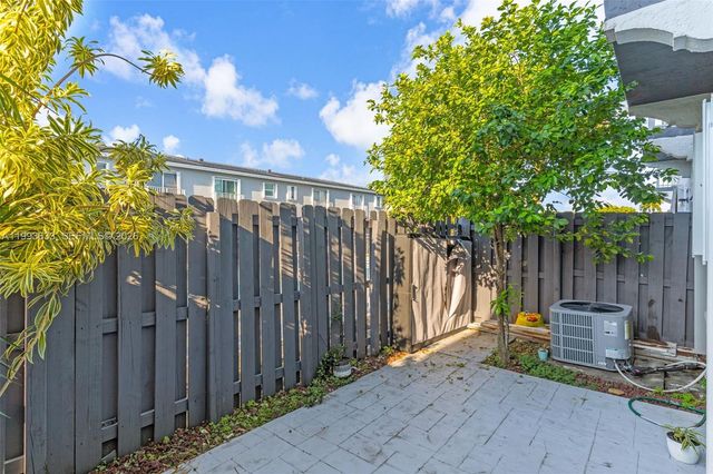 5240 NW 109th Ave 4, Doral, FL 33178