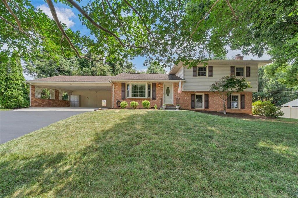 3175 Galloway DR, Roanoke, VA 24018