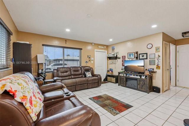 6003 NW 74th Ave, Tamarac, FL 33321