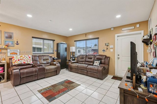 6003 NW 74th Ave, Tamarac, FL 33321