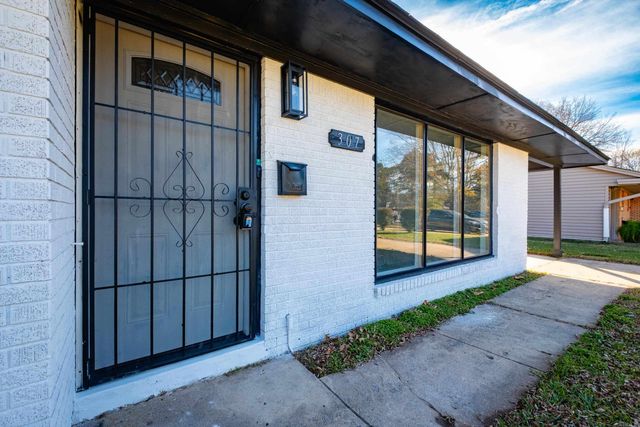 307 Sunnymeade Dr, Little Rock, AR 72205