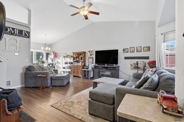 14923 GLENWOOD DR, Summerset, SD 57718