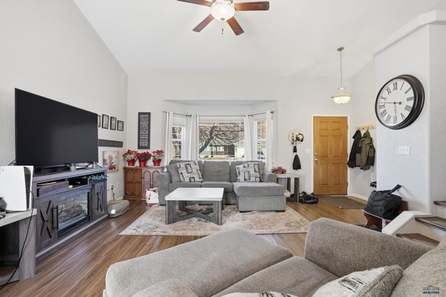 14923 GLENWOOD DR, Summerset, SD 57718