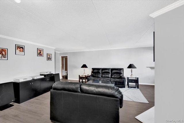 400 High Point Drive PH6, Hartsdale, NY 10530