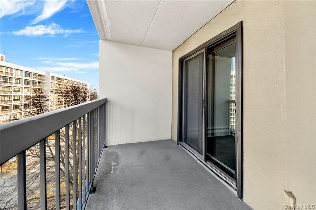 400 High Point Drive PH6, Hartsdale, NY 10530