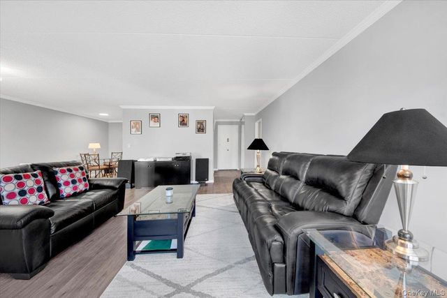 400 High Point Drive PH6, Hartsdale, NY 10530